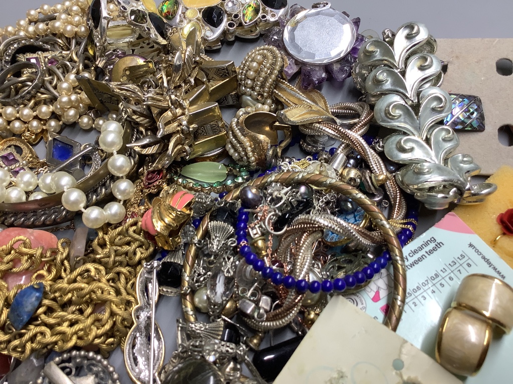 A box of costume jewellery.